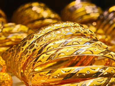 Zlato v roce 2025: rekordy, korekce a co to znamená pro investory